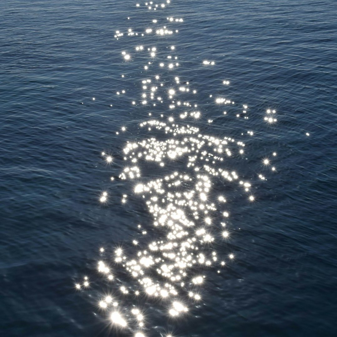 Orientierungshilfe in den Phasen des Wandels Funkelndes Sonnenlicht reflektiert auf der Wasseroberfläche.